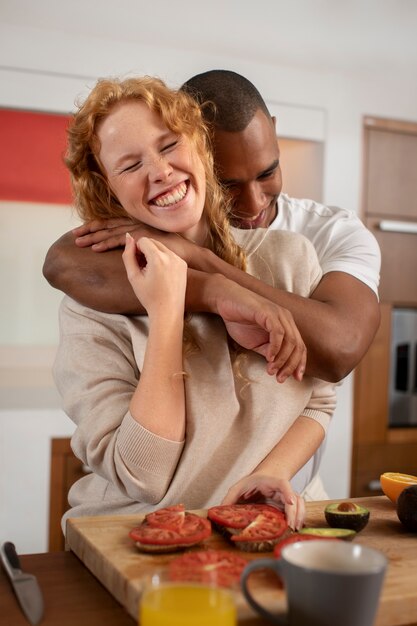 Pareja en casa disfrutando de la vida