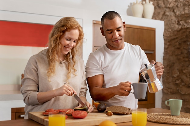 Pareja en casa disfrutando de la vida