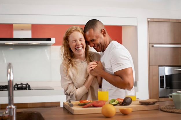 Foto gratuita pareja en casa disfrutando de la vida