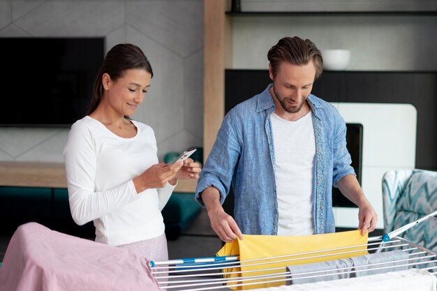 Pareja, en casa, hacer, quehaceres domésticos