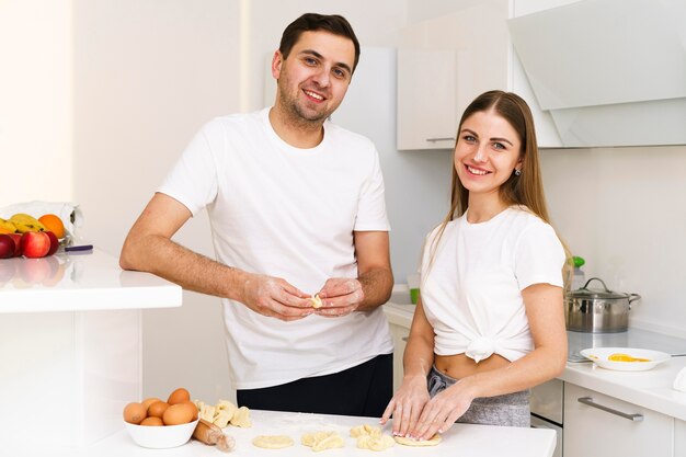 Pareja en casa haciendo masa