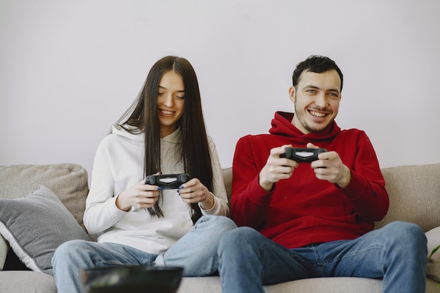 Pareja en casa jugando videojuegos