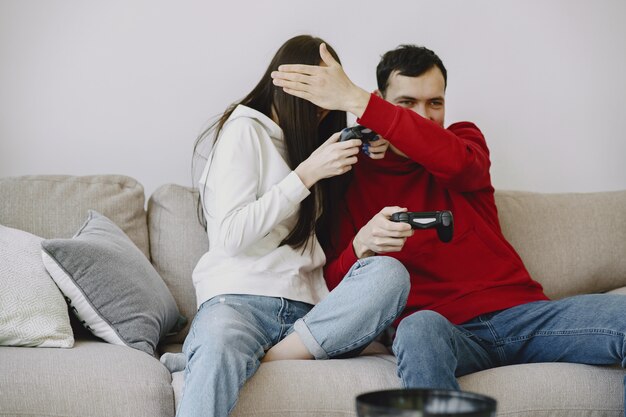 Pareja en casa jugando videojuegos