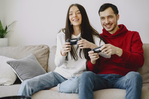 Pareja en casa jugando videojuegos