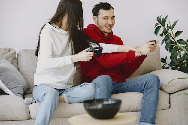 Pareja en casa jugando videojuegos