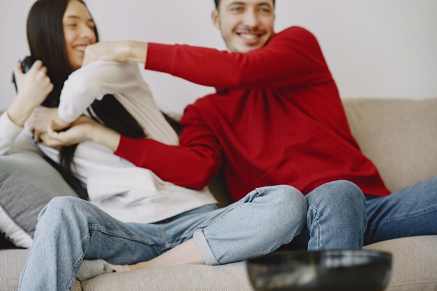 Pareja en casa jugando videojuegos