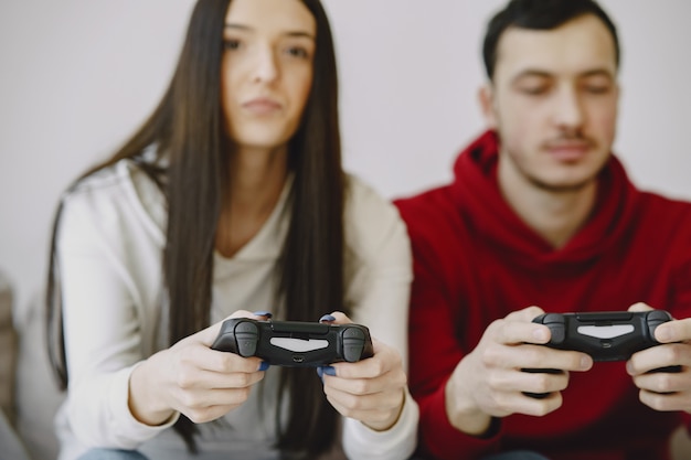 Pareja en casa jugando videojuegos