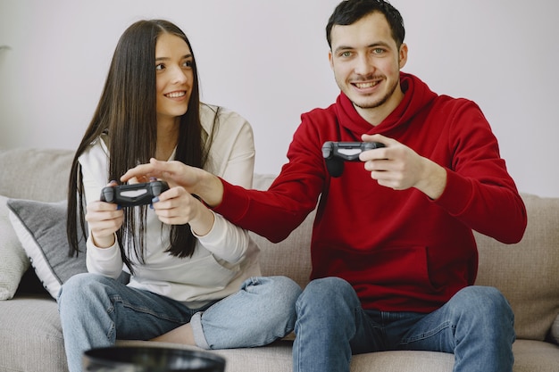 Pareja en casa jugando videojuegos