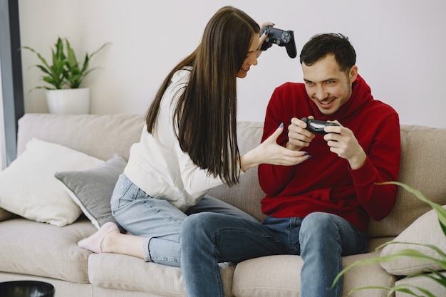 Pareja en casa jugando videojuegos