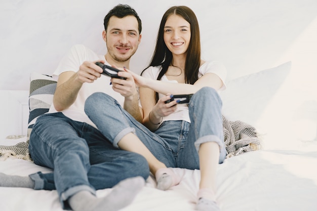 Pareja en casa jugando videojuegos