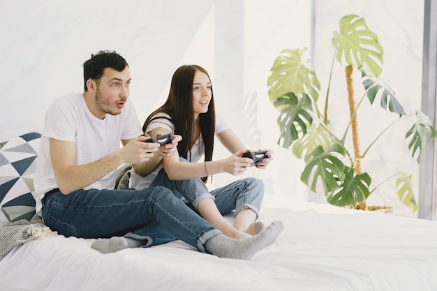 Pareja en casa jugando videojuegos