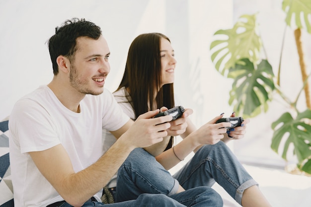 Pareja en casa jugando videojuegos