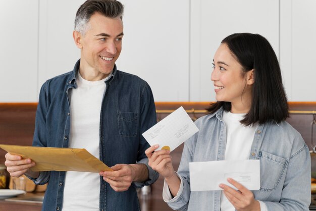 Pareja, en casa, lectura, correo