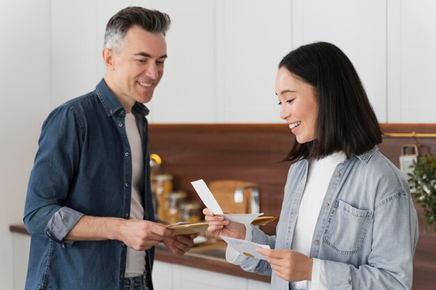 Pareja, en casa, lectura, correo