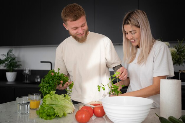 Pareja en casa pasar tiempo juntos