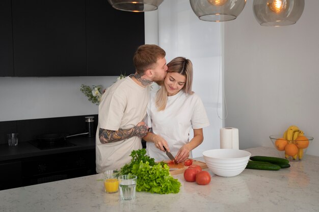 Pareja en casa pasar tiempo juntos