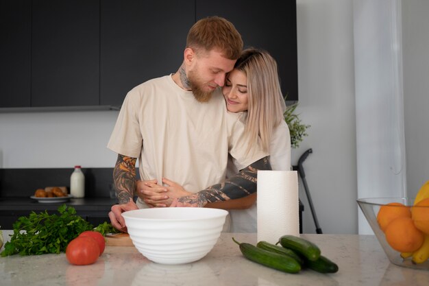 Pareja en casa pasar tiempo juntos