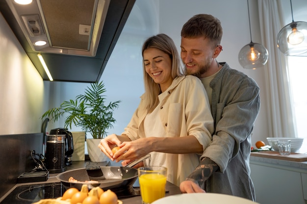 Foto gratuita pareja en casa pasar tiempo juntos