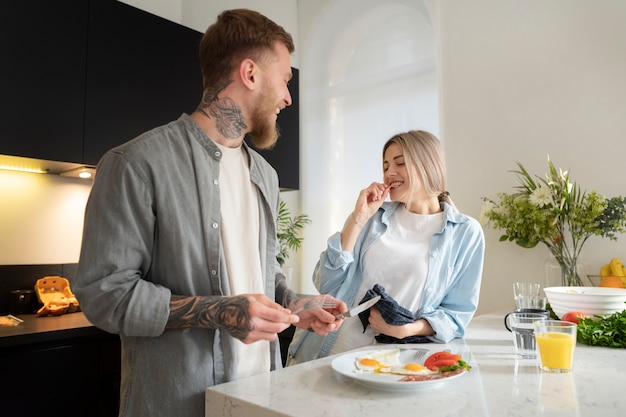 Pareja en casa pasar tiempo juntos