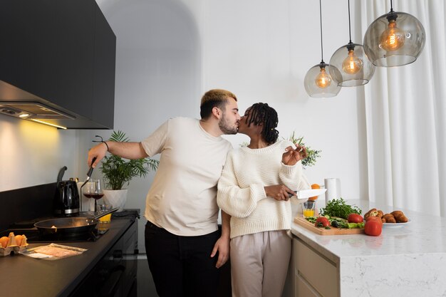 Pareja en casa pasar tiempo juntos