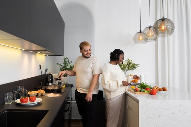 Pareja en casa pasar tiempo juntos