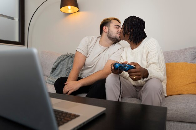 Pareja en casa pasar tiempo juntos