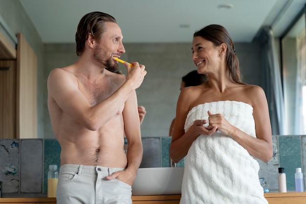 Pareja en casa preparándose para el día