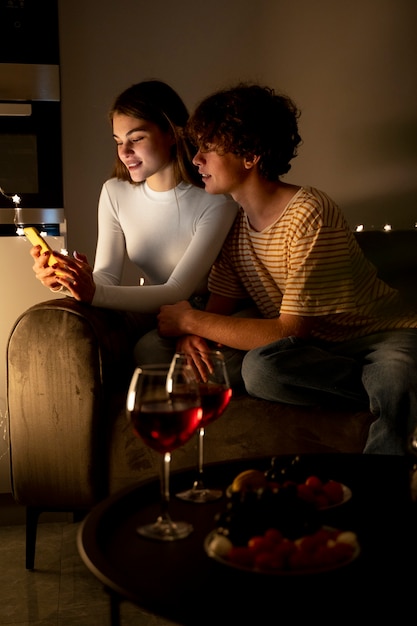 Pareja en casa con smartphone juntos