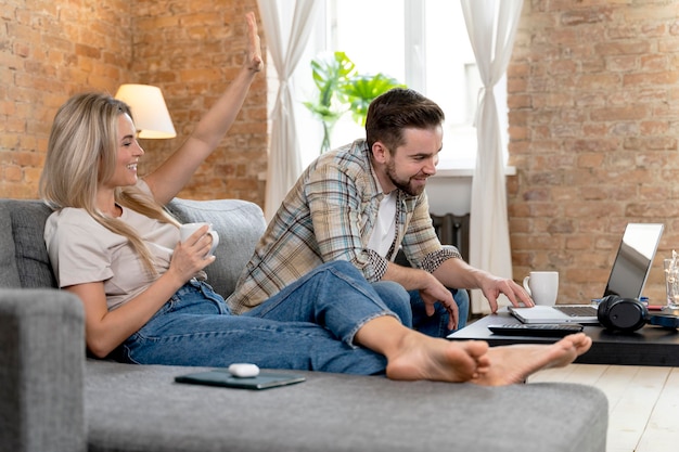 Pareja, en casa, teniendo, videollamada, con, familia