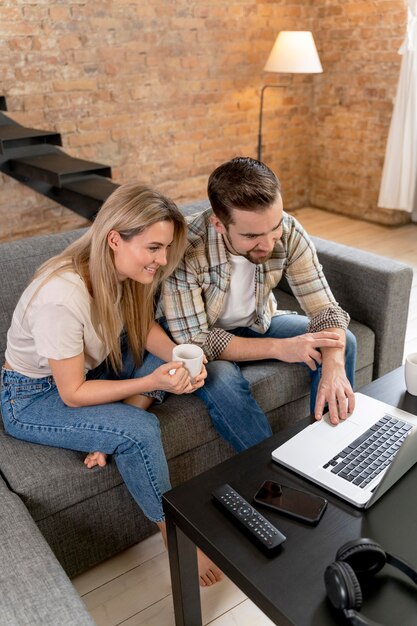 Pareja, en casa, teniendo, videollamada, con, familia