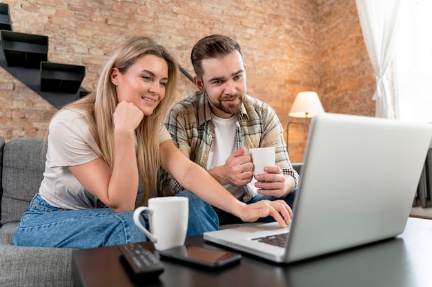 Pareja, en casa, teniendo, videollamada, con, familia