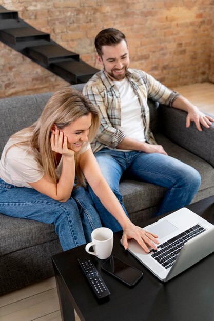 Pareja, en casa, teniendo, videollamada, con, familia