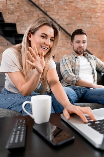 Pareja, en casa, teniendo, videollamada, con, familia