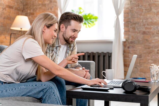 Pareja, en casa, teniendo, videollamada, con, familia