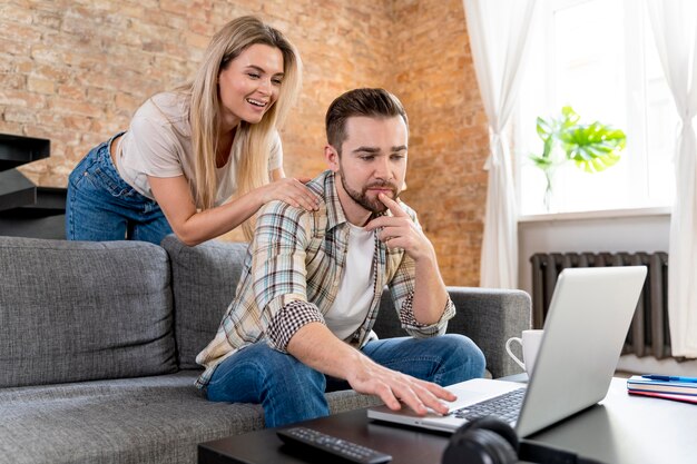 Pareja, en casa, teniendo, videollamada, con, familia