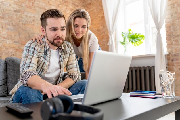 Pareja, en casa, teniendo, videollamada, con, familia