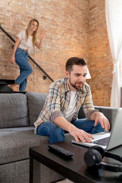 Pareja, en casa, teniendo, videollamada, con, familia