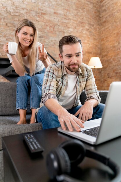 Pareja, en casa, teniendo, videollamada, con, familia