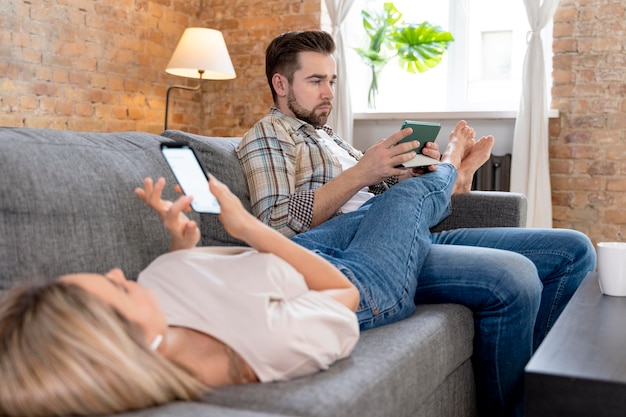 Pareja, en casa, teniendo, videollamada, con, familia