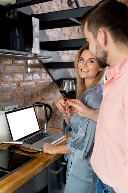 Pareja, en casa, teniendo, videollamada, con, familia