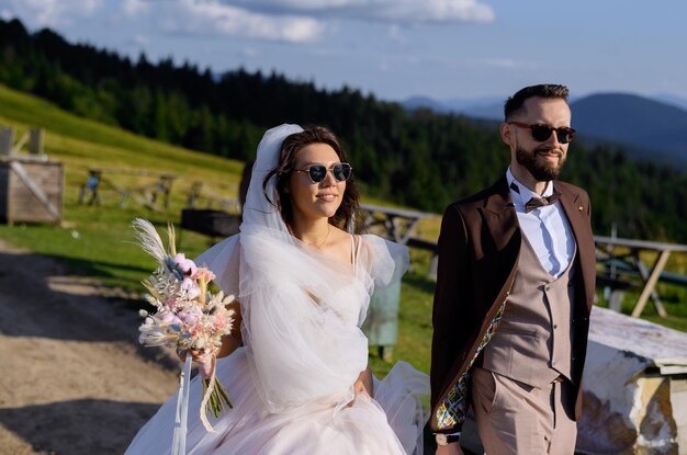 Pareja casada caminando en las montañas