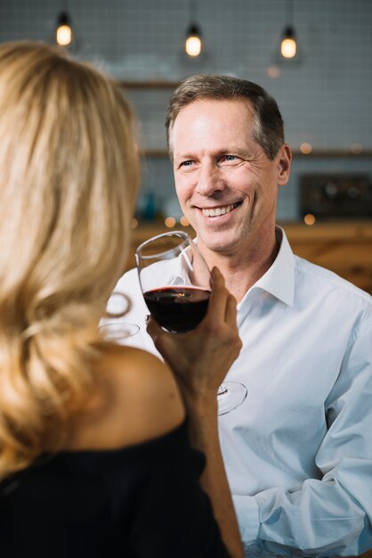 Pareja casada durante una cena romántica