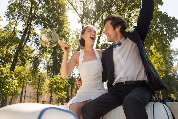 Pareja casada feliz de ángulo bajo