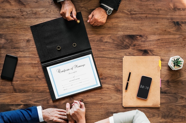 Pareja casada firmando certificado de matrimonio