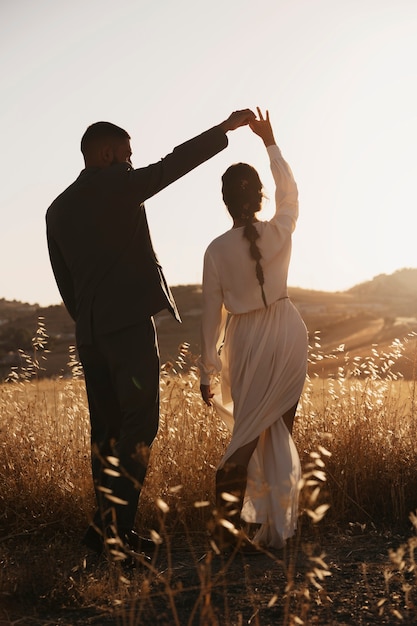 Foto gratuita pareja casada de tiro completo bailando juntos