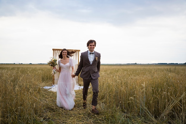 Foto gratuita pareja casada de tiro completo caminando al aire libre