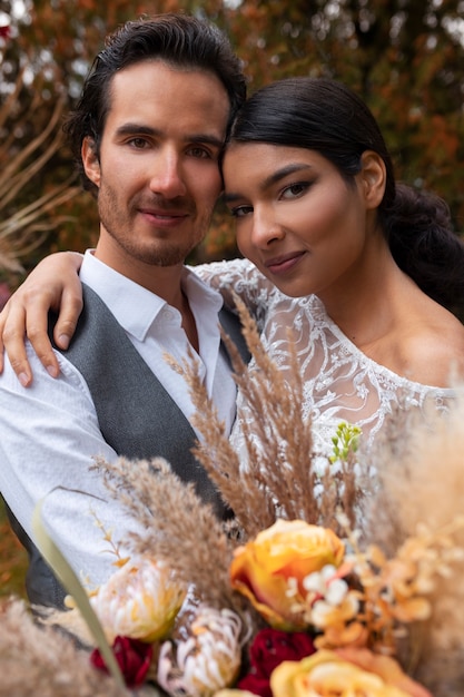 Foto gratuita pareja casada de tiro medio posando