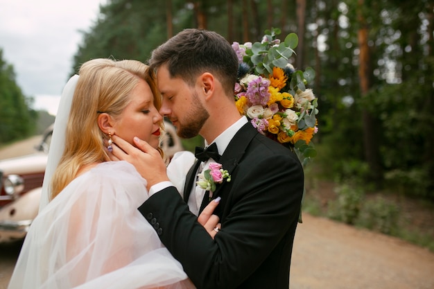 Foto gratuita pareja casada de tiro medio posando