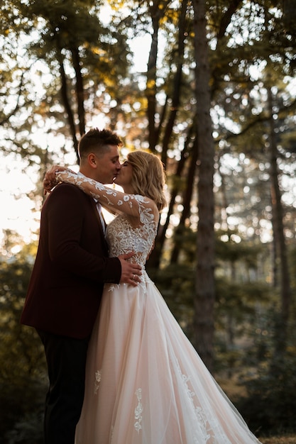 Foto gratuita pareja casada en vista lateral de la naturaleza