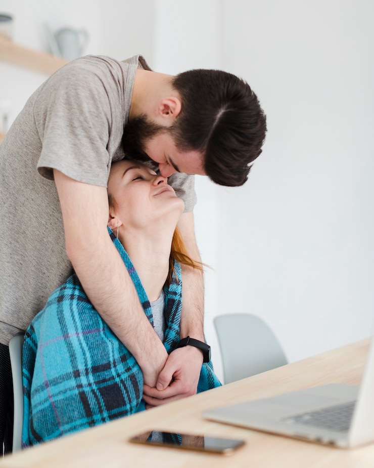 Foto gratuito pareja casual en la cocina